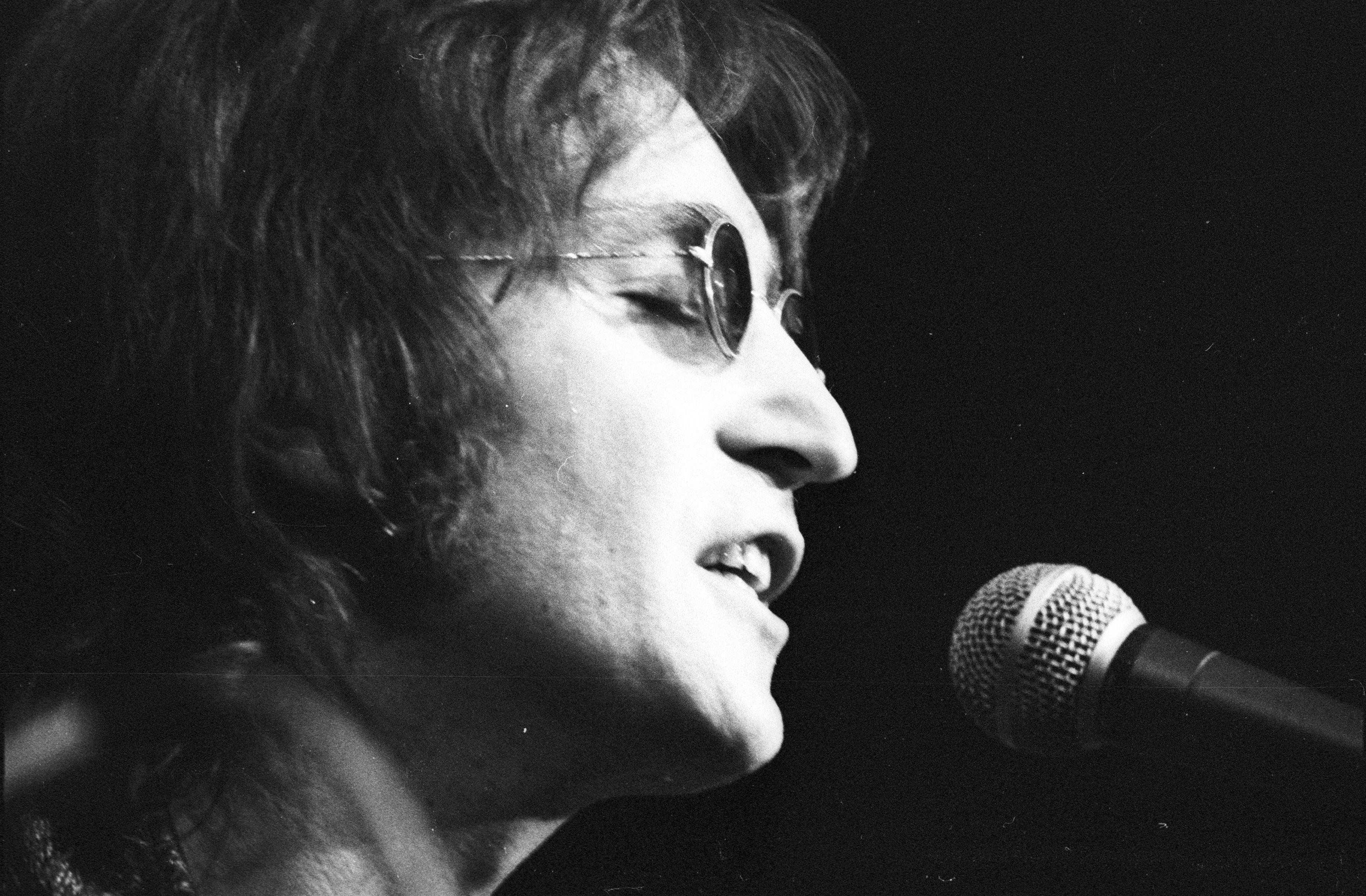 JohnLennon-TomCopi-MichaelOchsArchives-GettyImages-56bec7c33df78c0b138e00f3