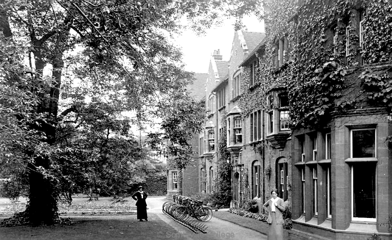 Students-outside-West.jpg-nggid0233-ngg0dyn-0x0x100-00f0w010c010r110f110r010t010