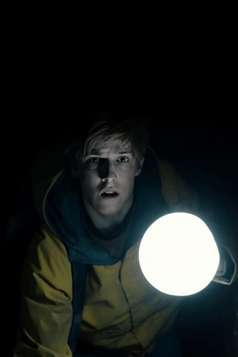 Nietzsche em Dark e o Destino das Viagens no Tempo de Jonas - Melkberg - psicologia, arte & cultura - tempo - personagens - sombra - destino - fim - Jonas - Adam - Martha - fio - labirinto - Teseu - Nietzsche - Dark - Ouroboros - monstro - Ariadne - eterno retorno - minotauro - Jonas e Martha - viagens no tempo - símbolo - série